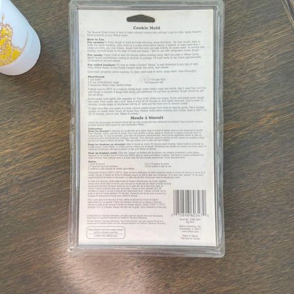 Vintage Sesame Street Big Bird Cookie Mold and Plastic Cup - Picture 4 of 4